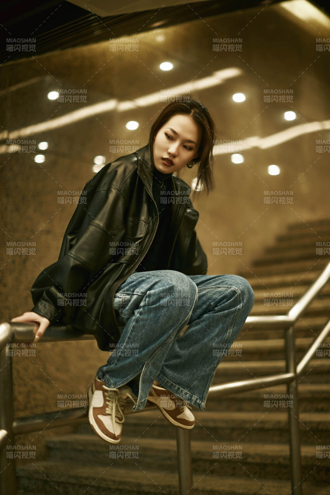 夜晚地下通道内停留的美丽少女图片