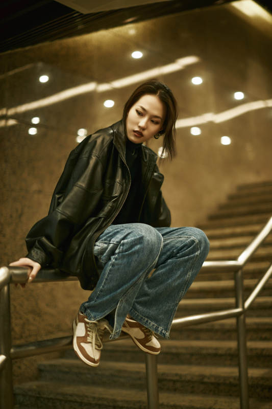 夜晚地下通道内停留的美丽少女图片