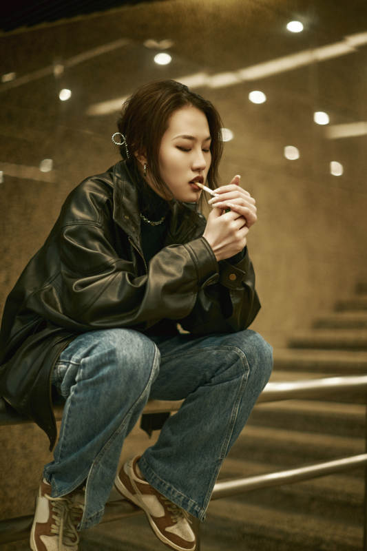 夜晚地下通道内停留的美丽少女图片