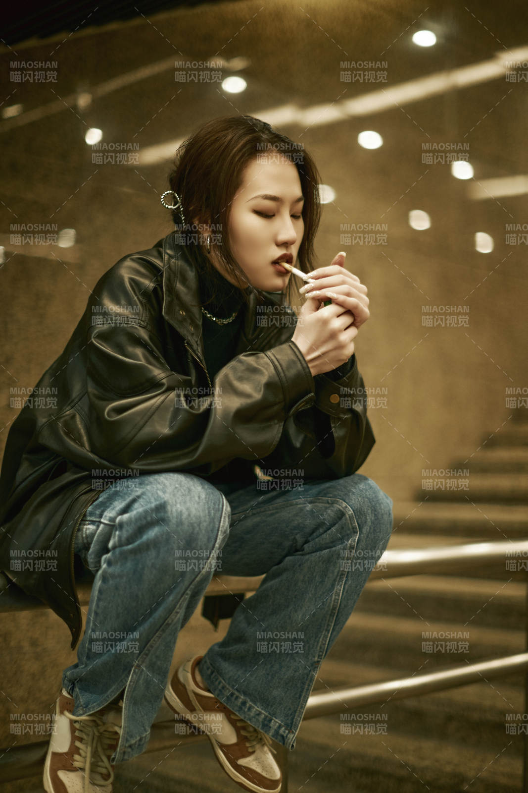 夜晚地下通道内停留的美丽少女图片