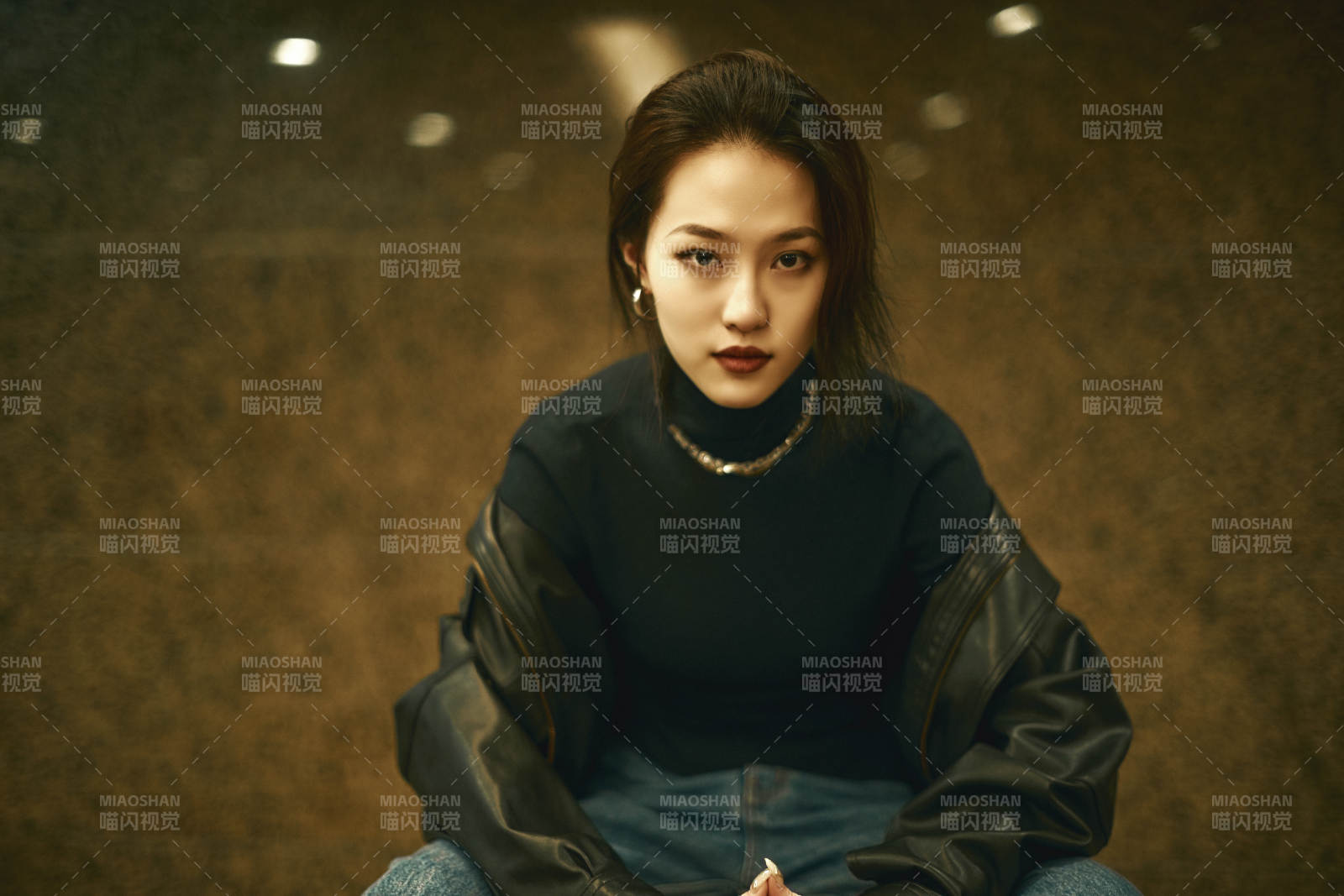 夜晚地下通道内停留的美丽少女图片