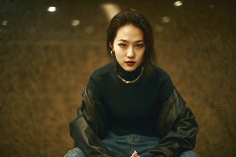 夜晚地下通道内停留的美丽少女图片