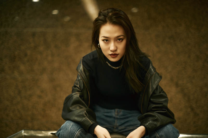 夜晚地下通道内停留的美丽少女图片