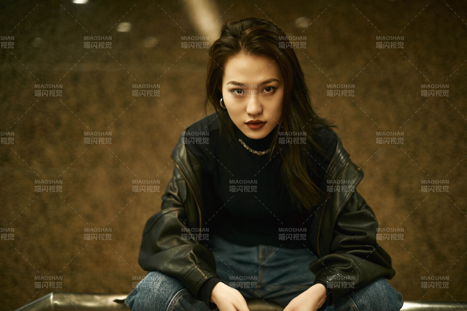 夜晚地下通道内停留的美丽少女图片