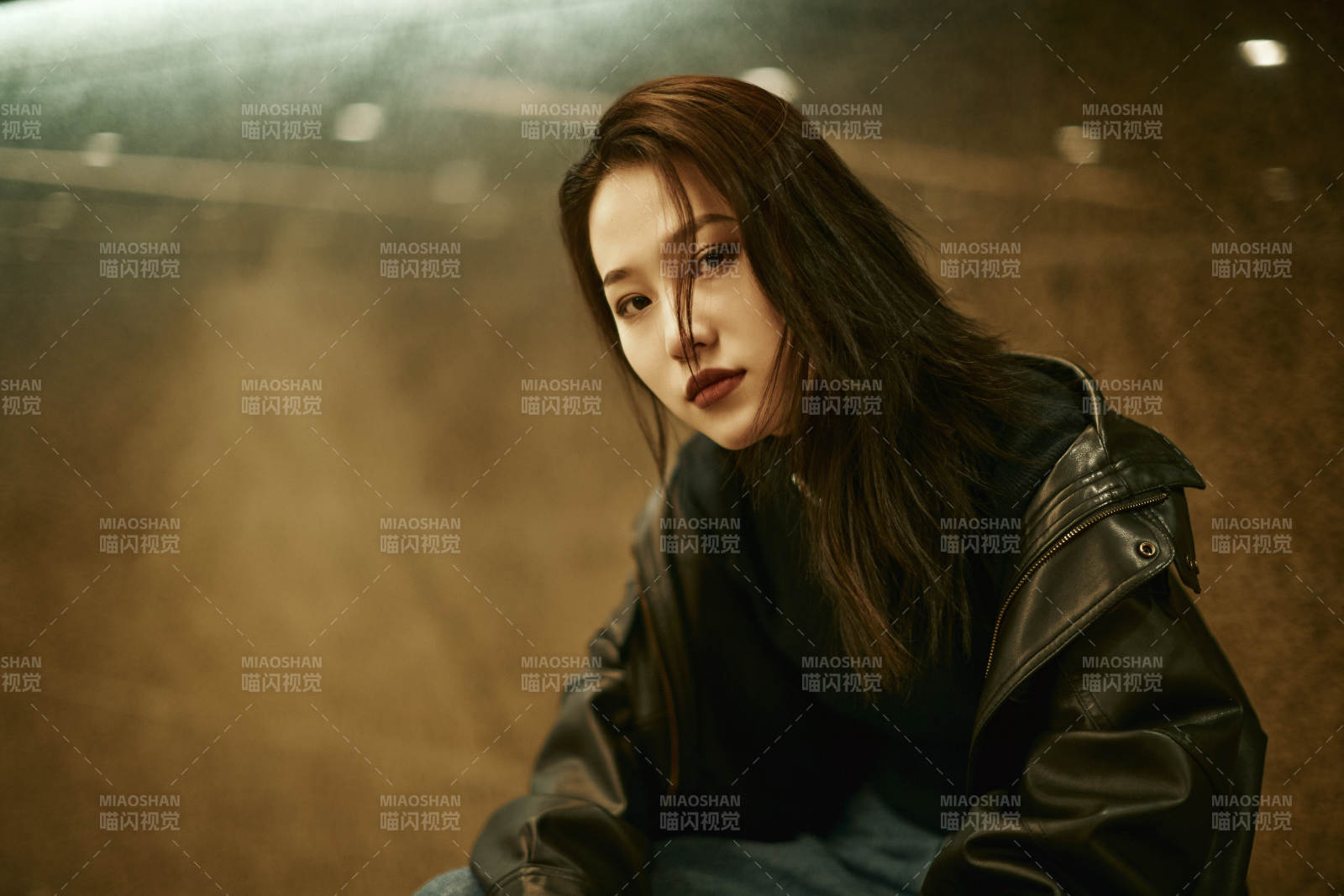 夜晚地下通道内停留的美丽少女图片