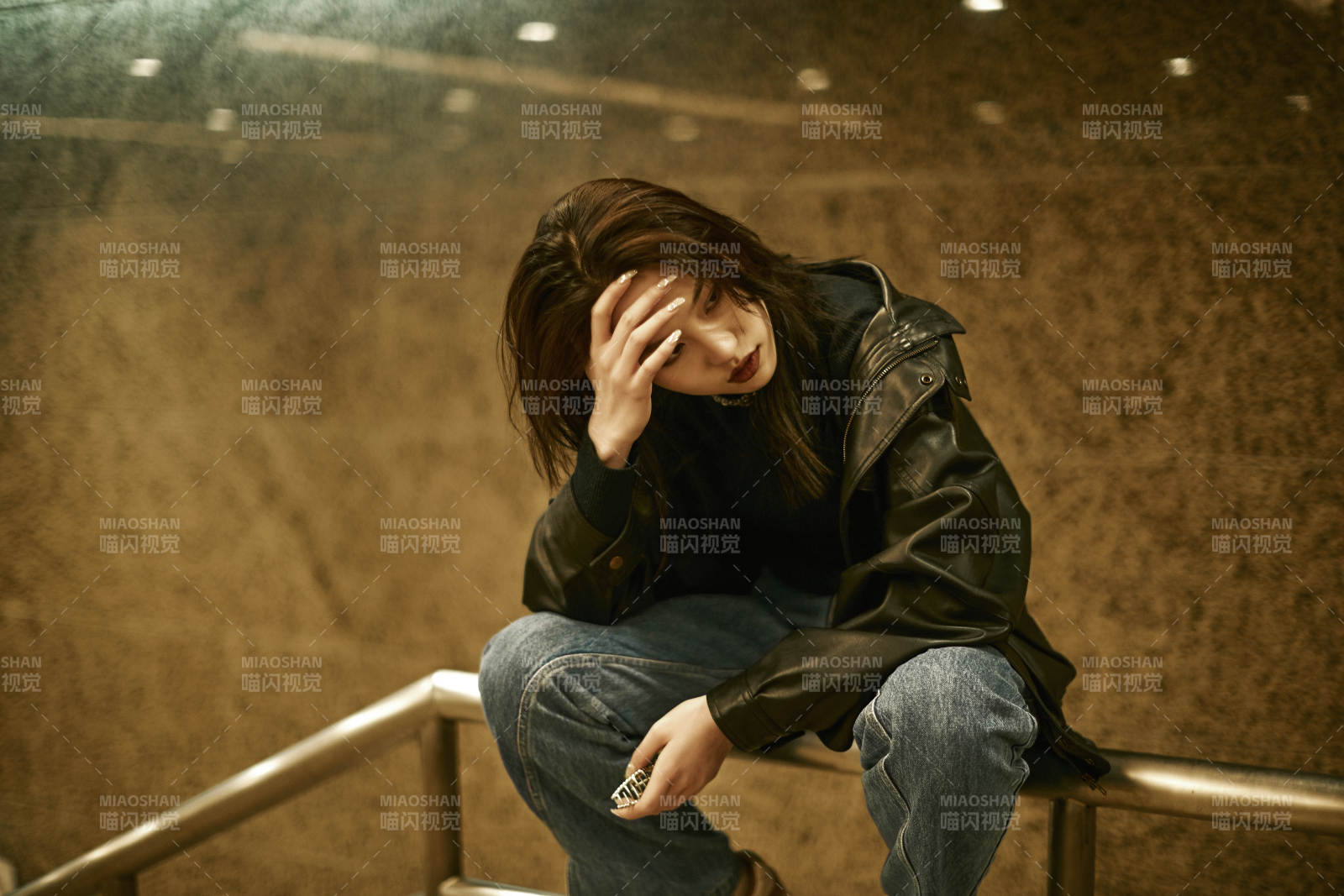 夜晚地下通道内停留的美丽少女图片