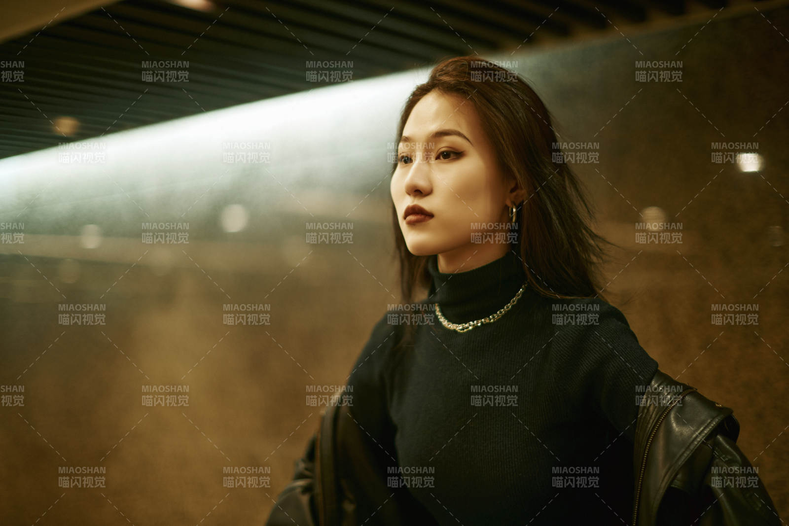 夜晚地下通道内停留的美丽少女图片