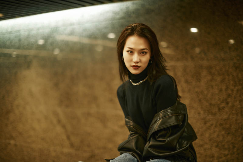 夜晚地下通道内停留的美丽少女图片