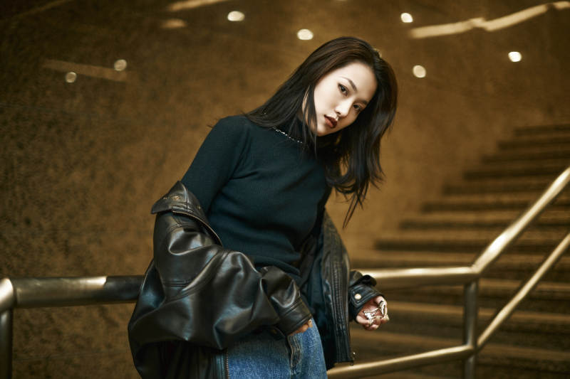 夜晚地下通道内停留的美丽少女图片