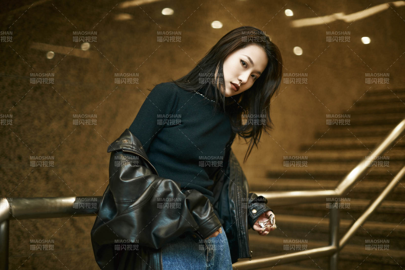 夜晚地下通道内停留的美丽少女图片