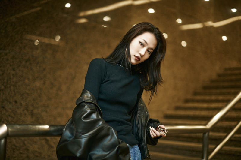 夜晚地下通道内停留的美丽少女图片