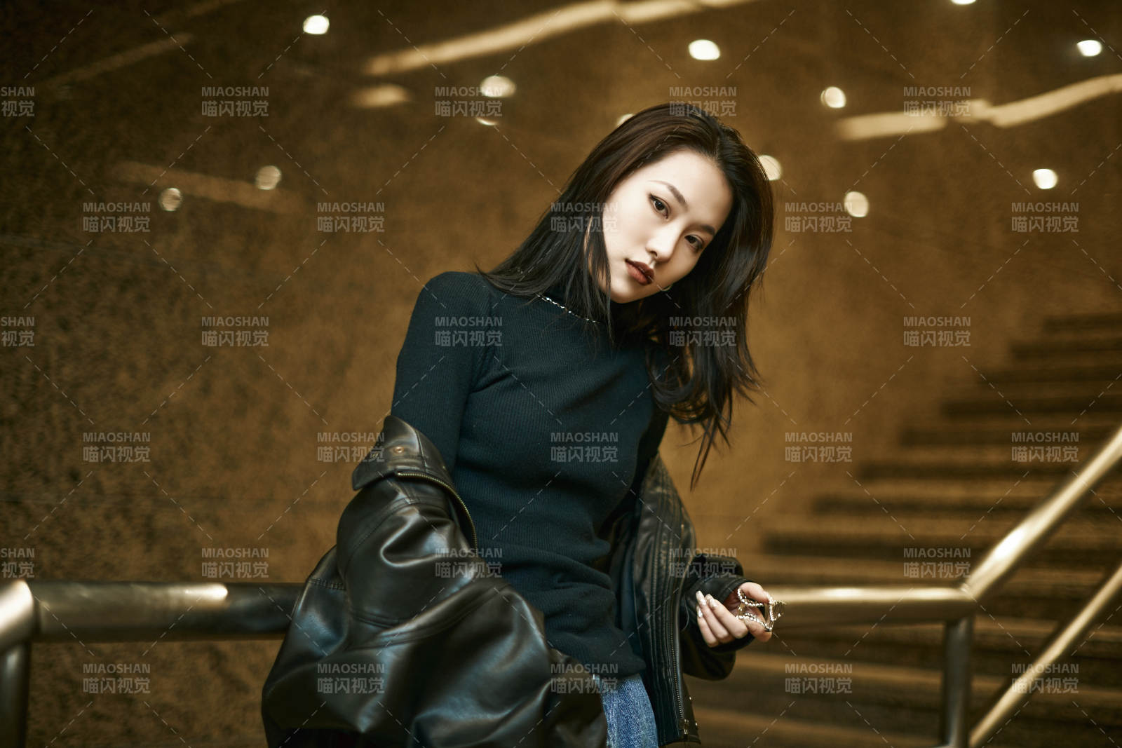 夜晚地下通道内停留的美丽少女图片