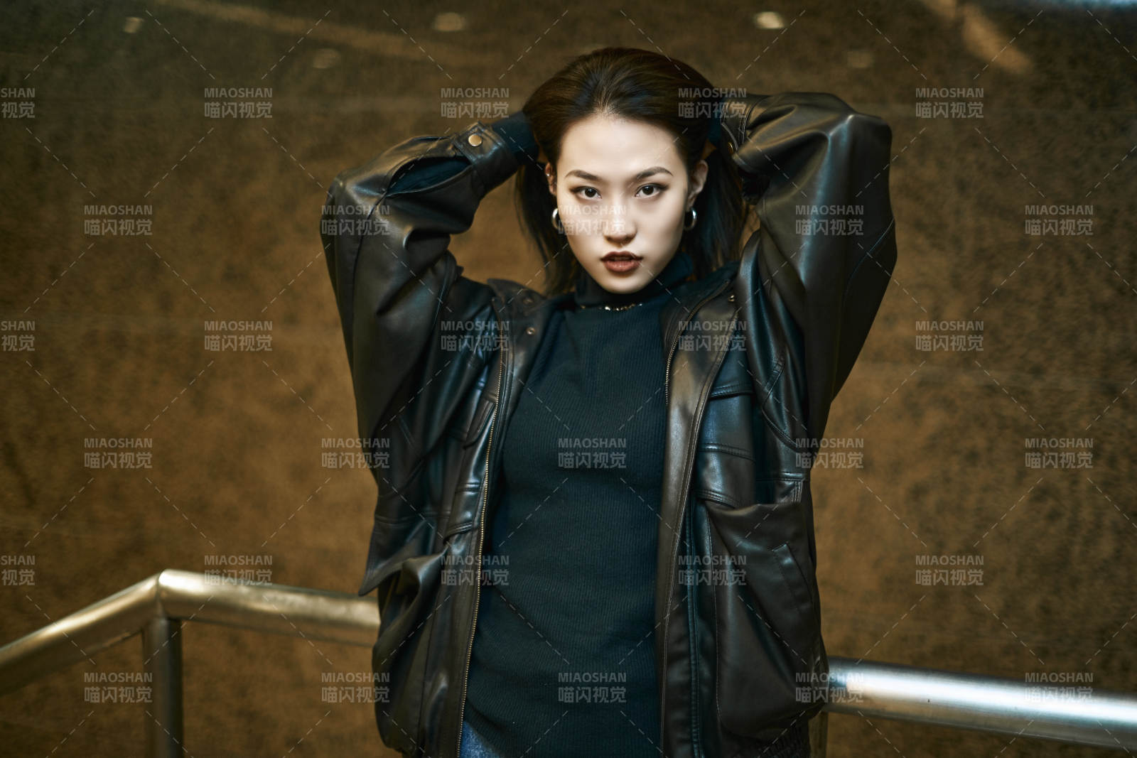 夜晚地下通道内停留的美丽少女图片