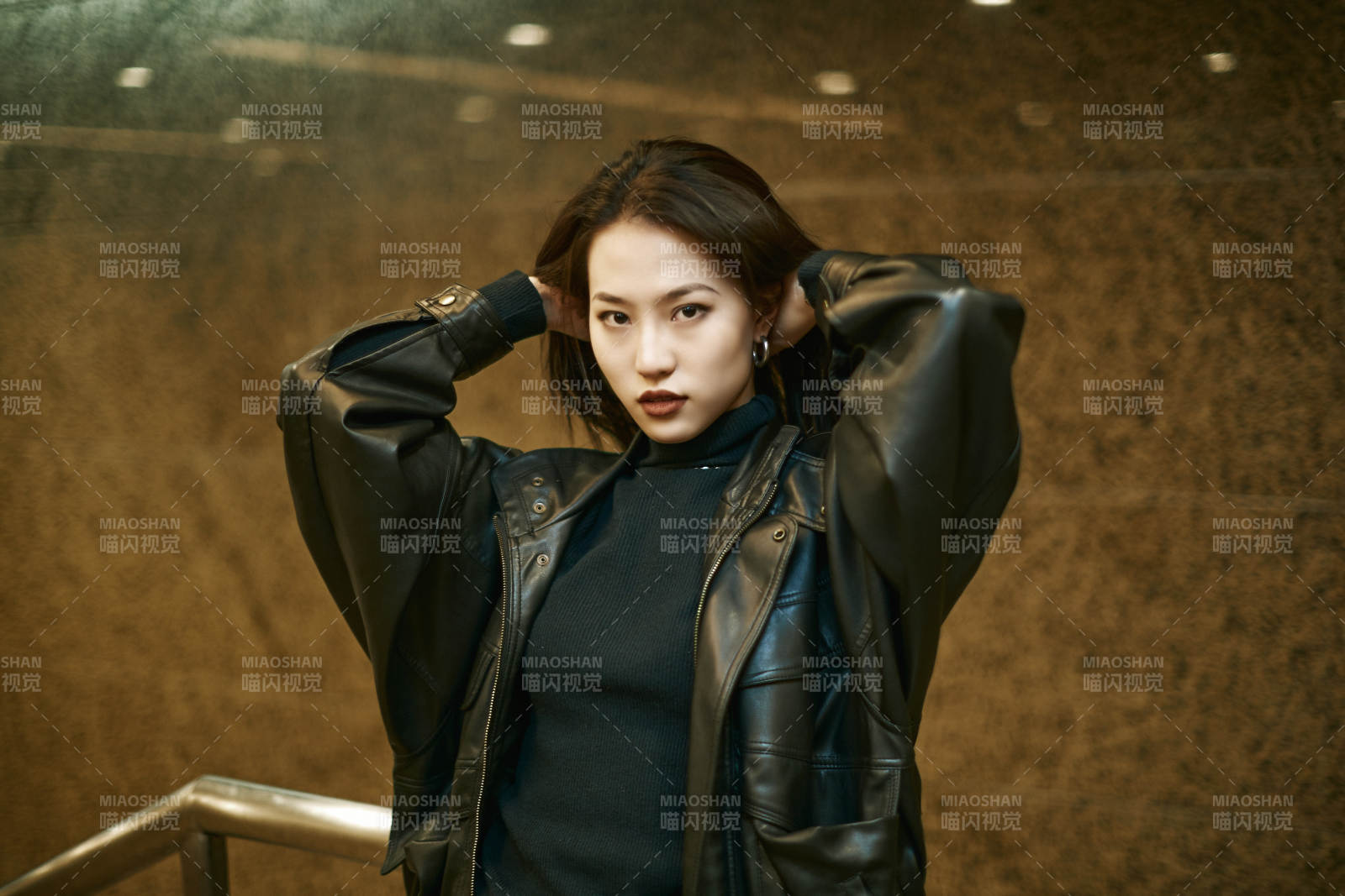 夜晚地下通道内停留的美丽少女图片