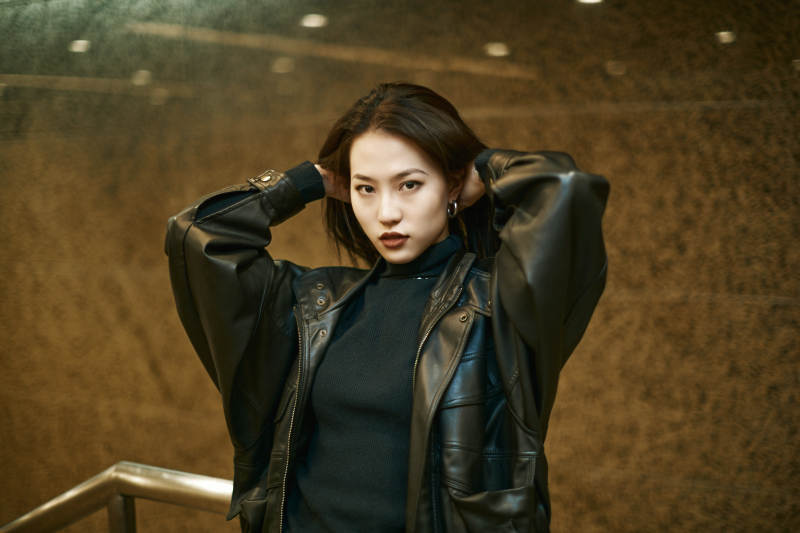 夜晚地下通道内停留的美丽少女图片