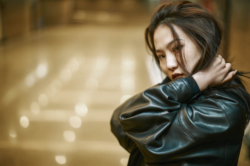 夜晚地下通道内停留的美丽少女图片