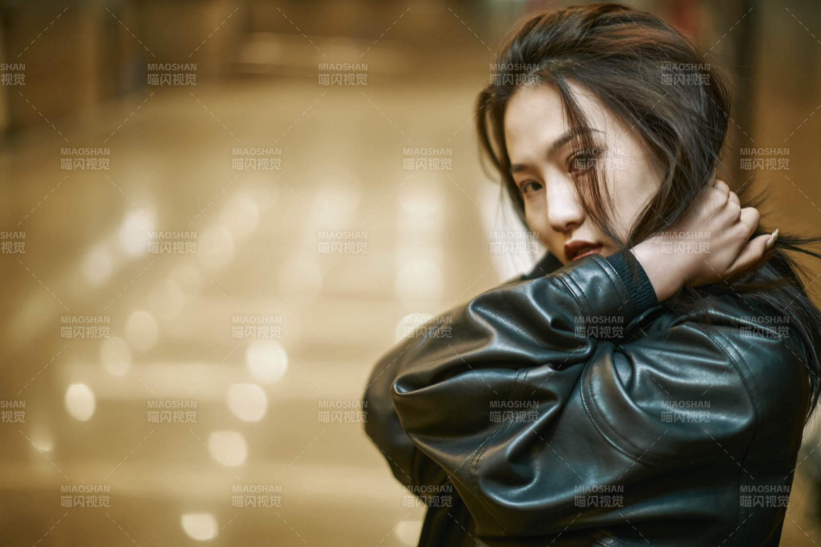 夜晚地下通道内停留的美丽少女图片