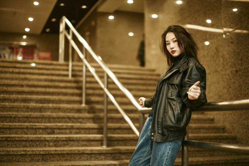 夜晚地下通道内停留的美丽少女图片