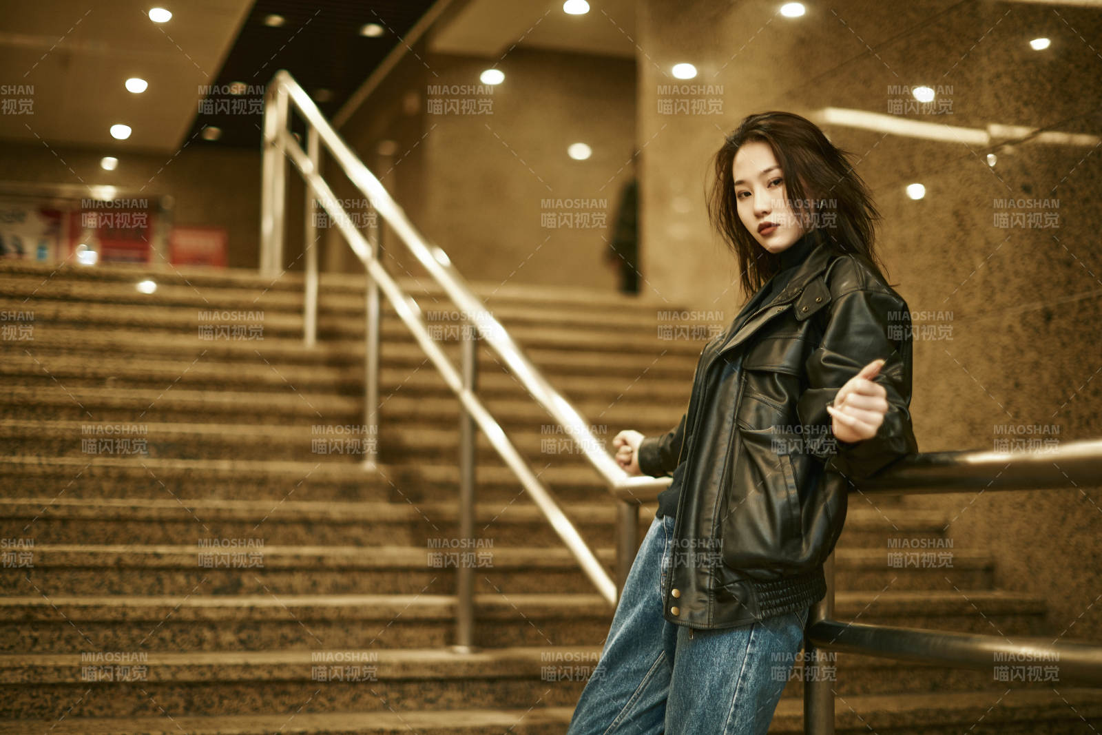 夜晚地下通道内停留的美丽少女图片