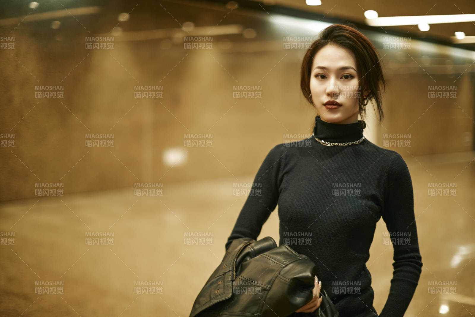 夜晚地下通道内停留的美丽少女图片