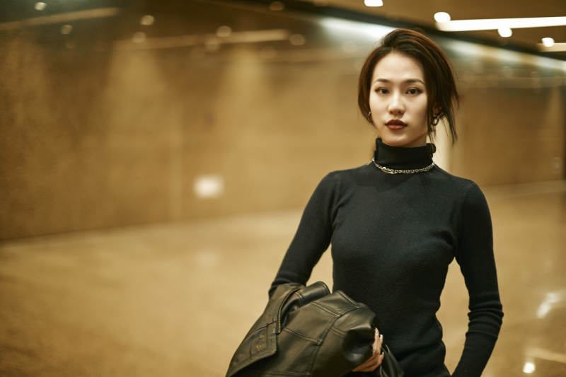 夜晚地下通道内停留的美丽少女图片