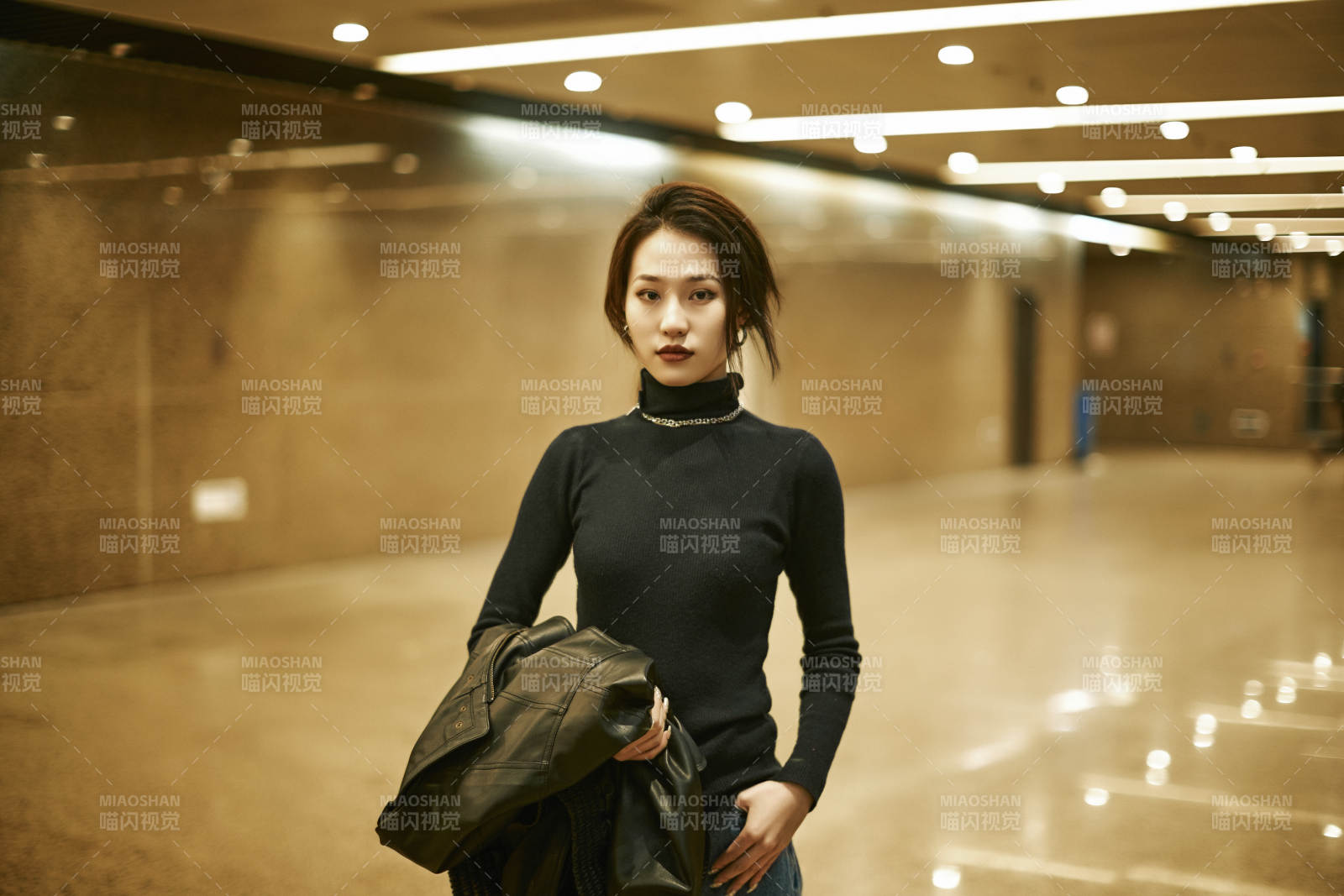 夜晚地下通道内停留的美丽少女图片