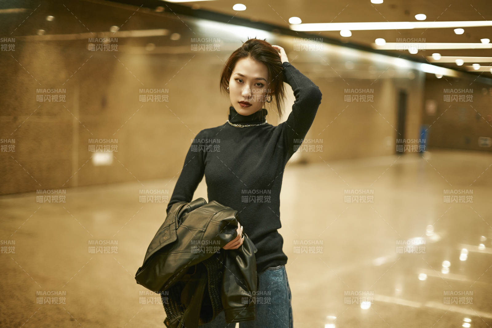 夜晚地下通道内停留的美丽少女图片