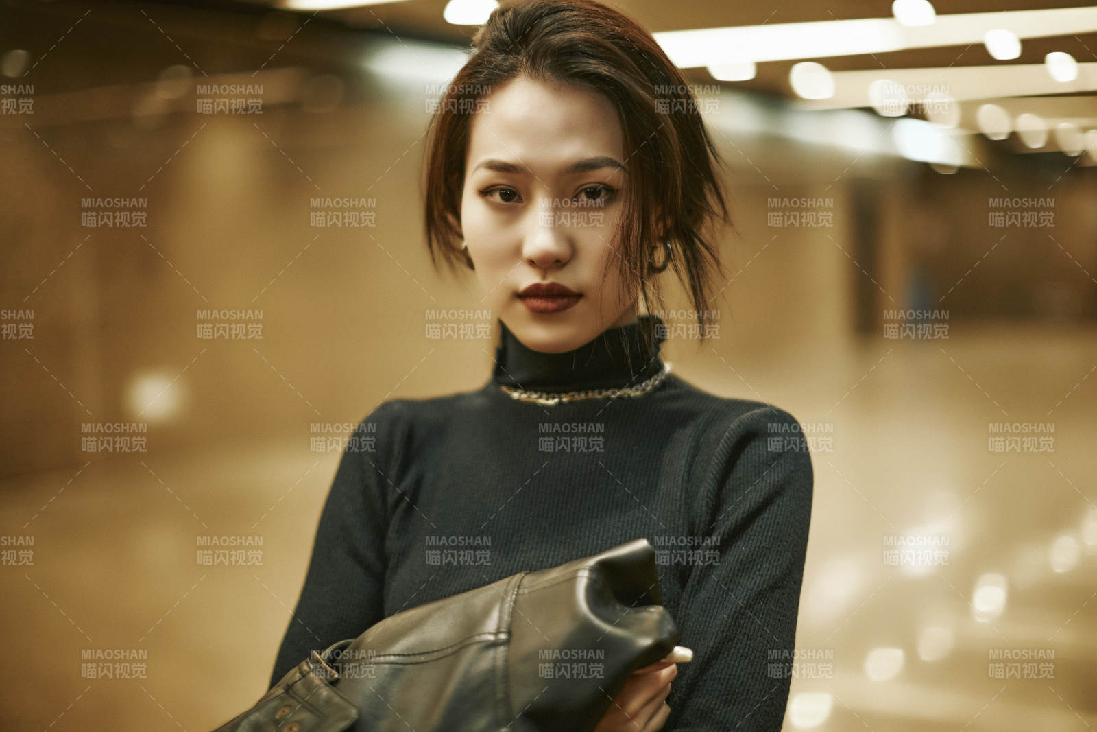 夜晚地下通道内停留的美丽少女图片