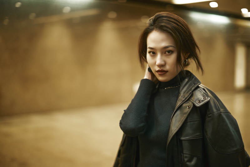 夜晚地下通道内停留的美丽少女图片