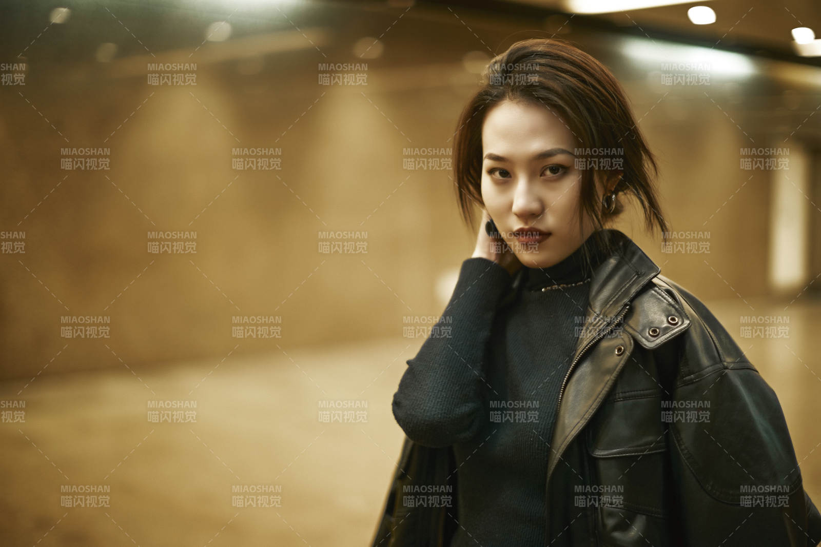 夜晚地下通道内停留的美丽少女图片