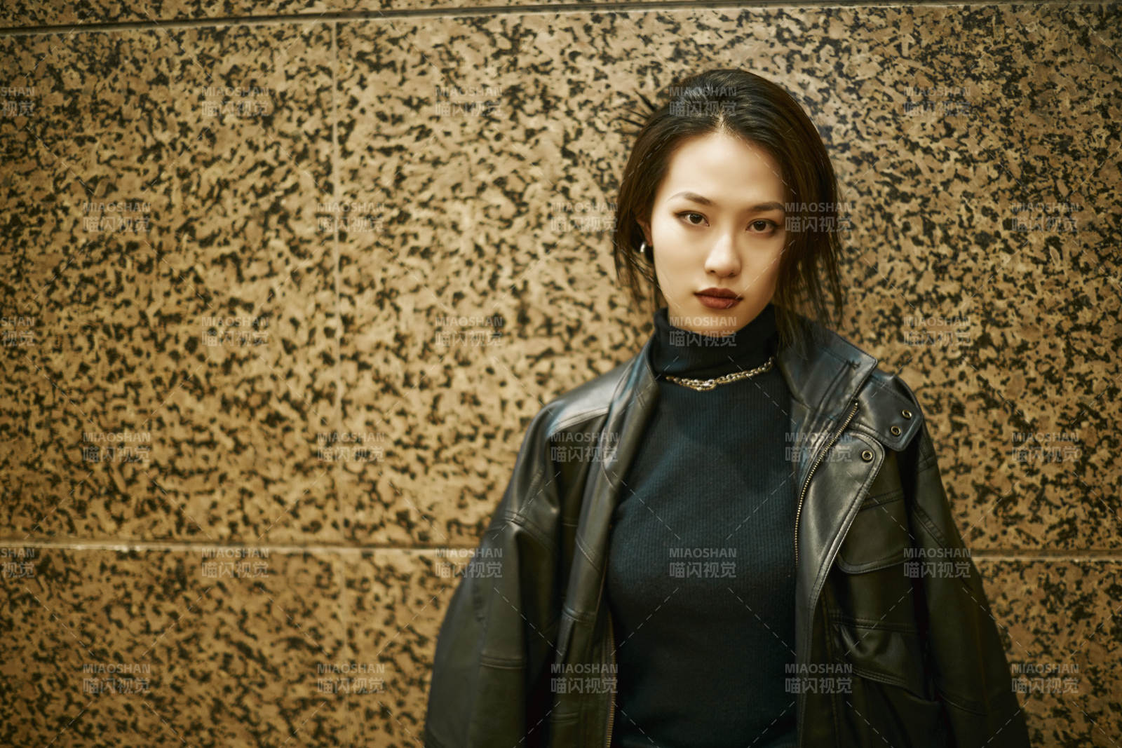 夜晚地下通道内停留的美丽少女图片