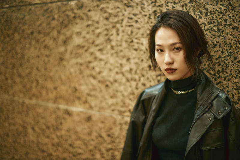 夜晚地下通道内停留的美丽少女图片