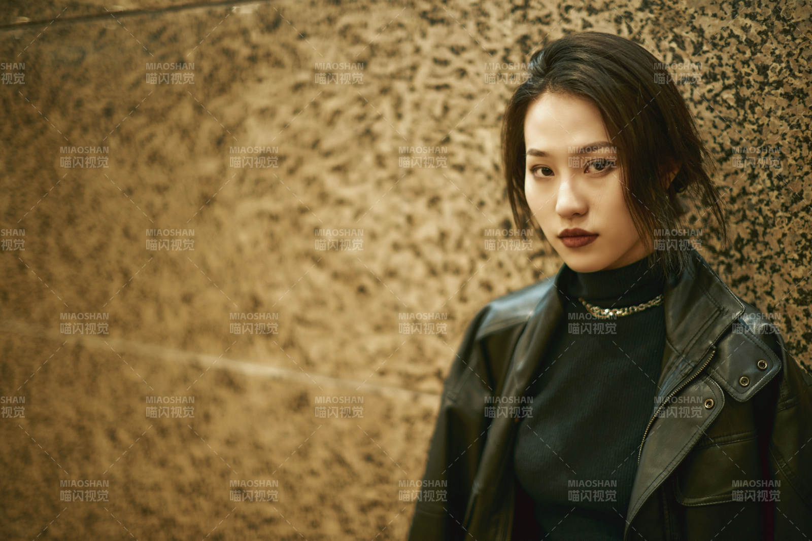 夜晚地下通道内停留的美丽少女图片