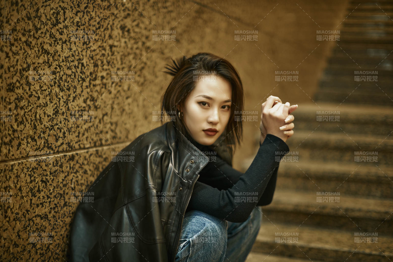 夜晚地下通道内停留的美丽少女图片