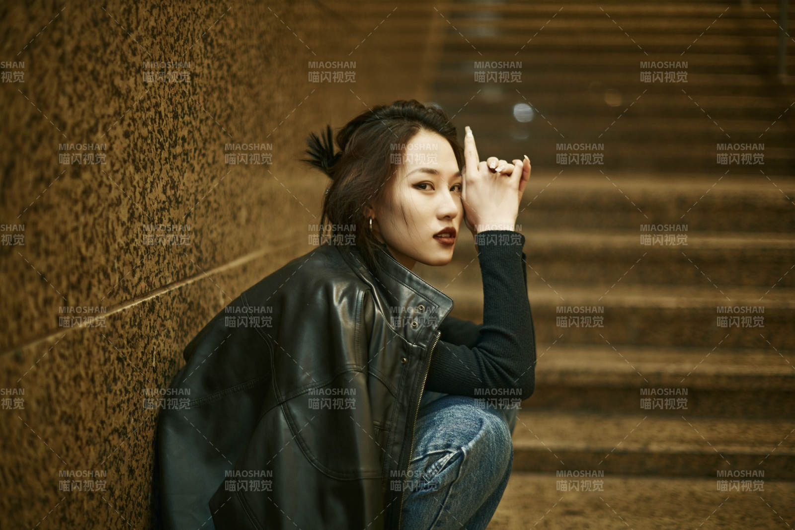 夜晚地下通道内停留的美丽少女图片