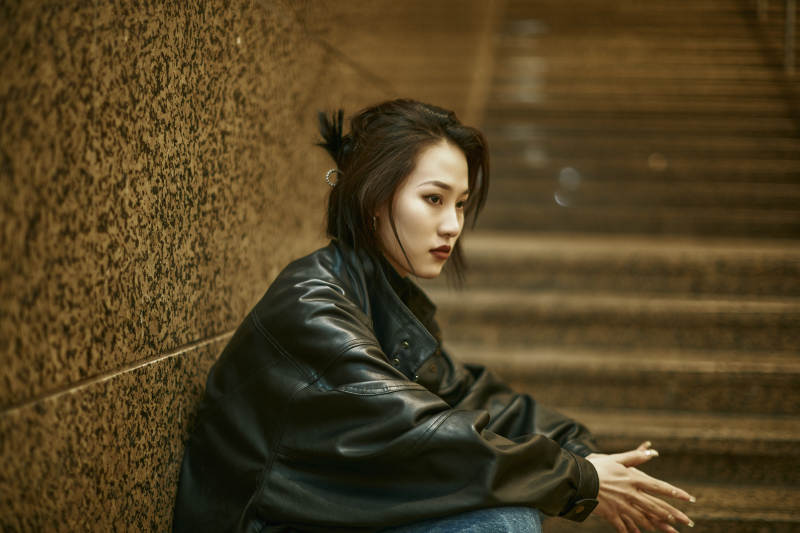 夜晚地下通道内停留的美丽少女图片