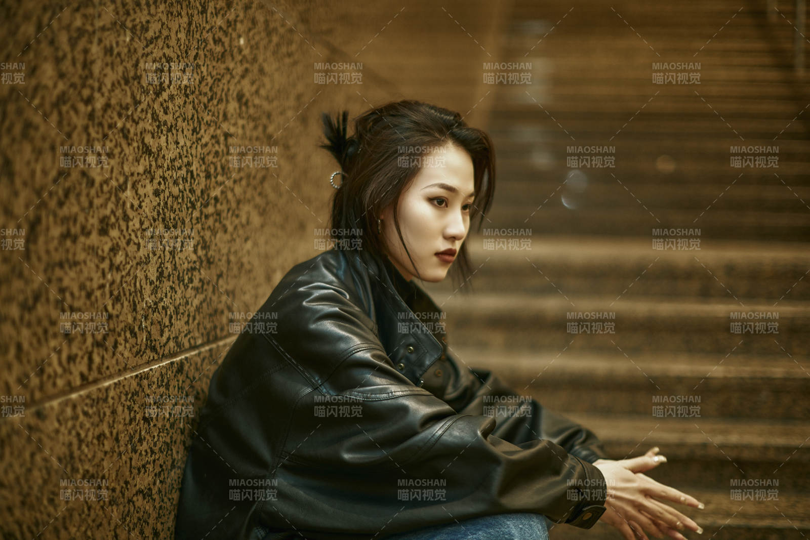 夜晚地下通道内停留的美丽少女图片