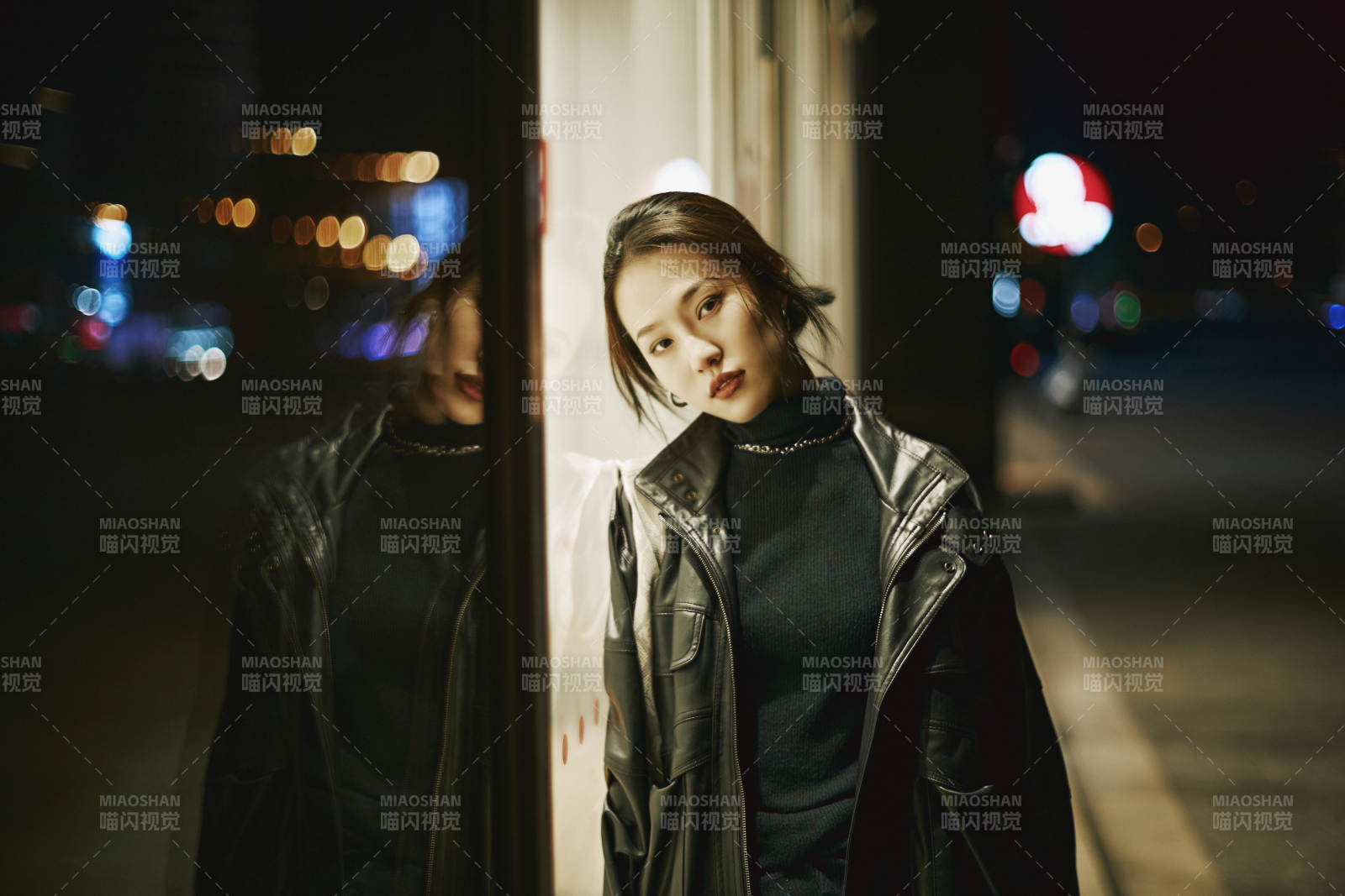 夜晚站立在橱窗外的亚洲少女图片