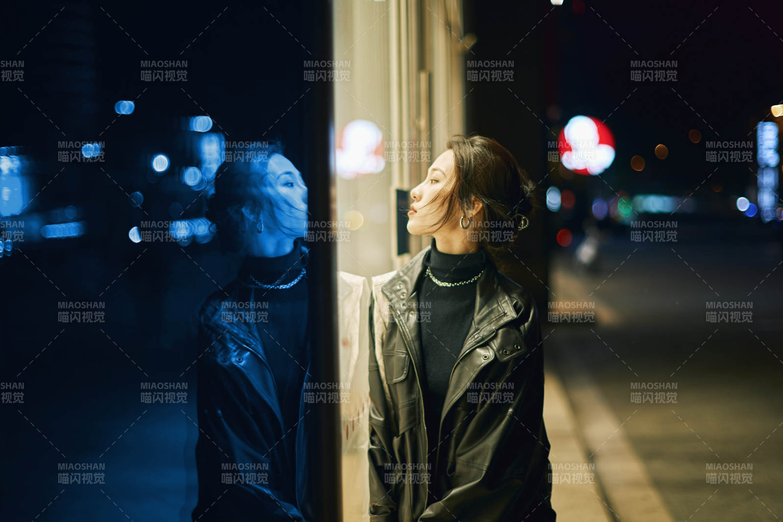 夜晚站立在橱窗外的亚洲少女图片