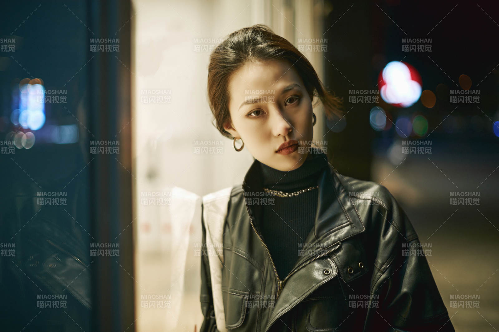 夜晚站立在橱窗外的亚洲少女图片