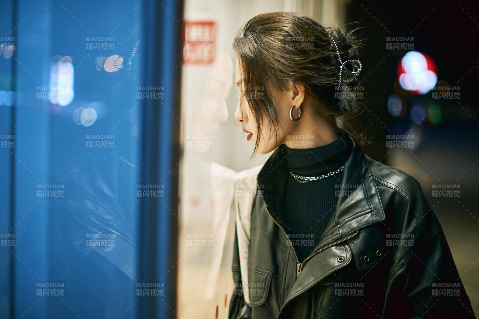 夜晚站立在橱窗外的亚洲少女图片