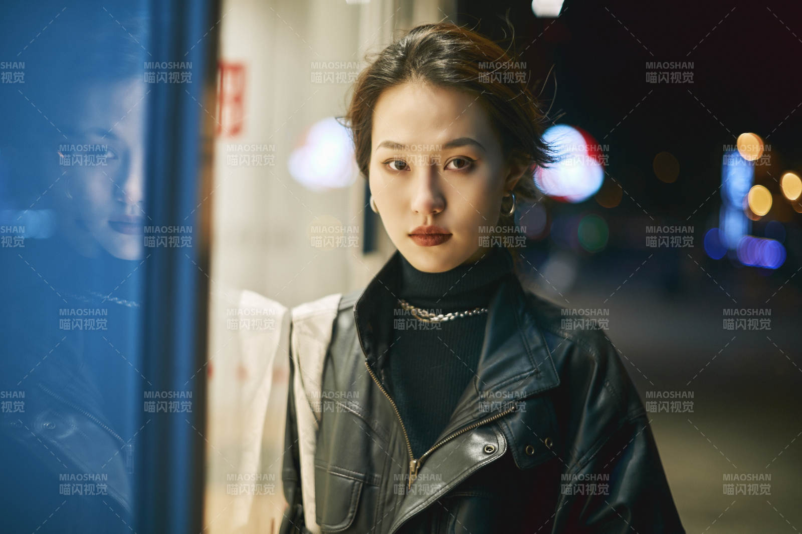 夜晚站立在橱窗外的亚洲少女图片
