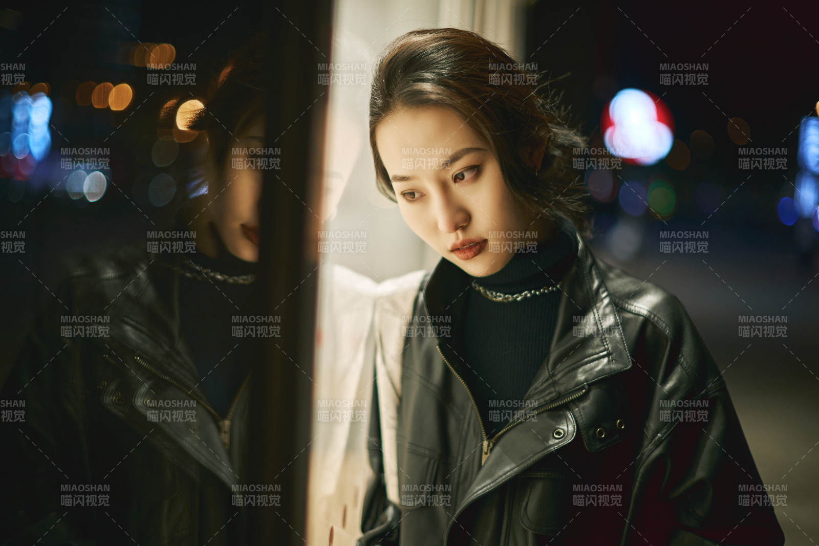 夜晚站立在橱窗外的亚洲少女图片