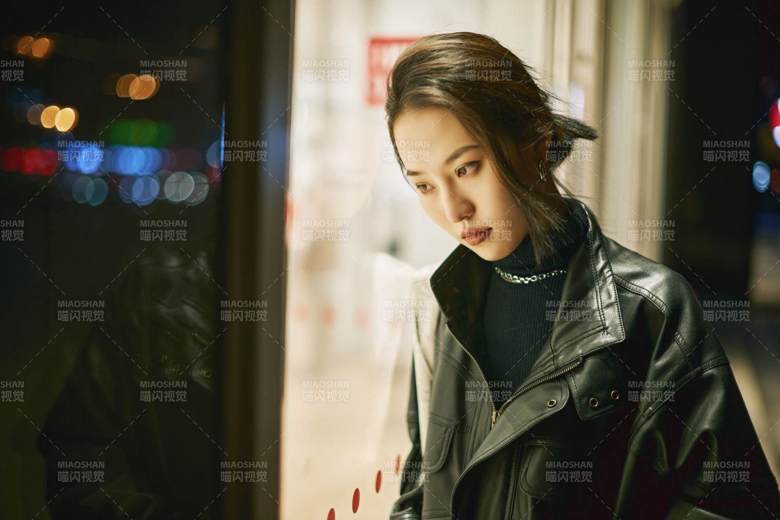 夜晚站立在橱窗外的亚洲少女图片