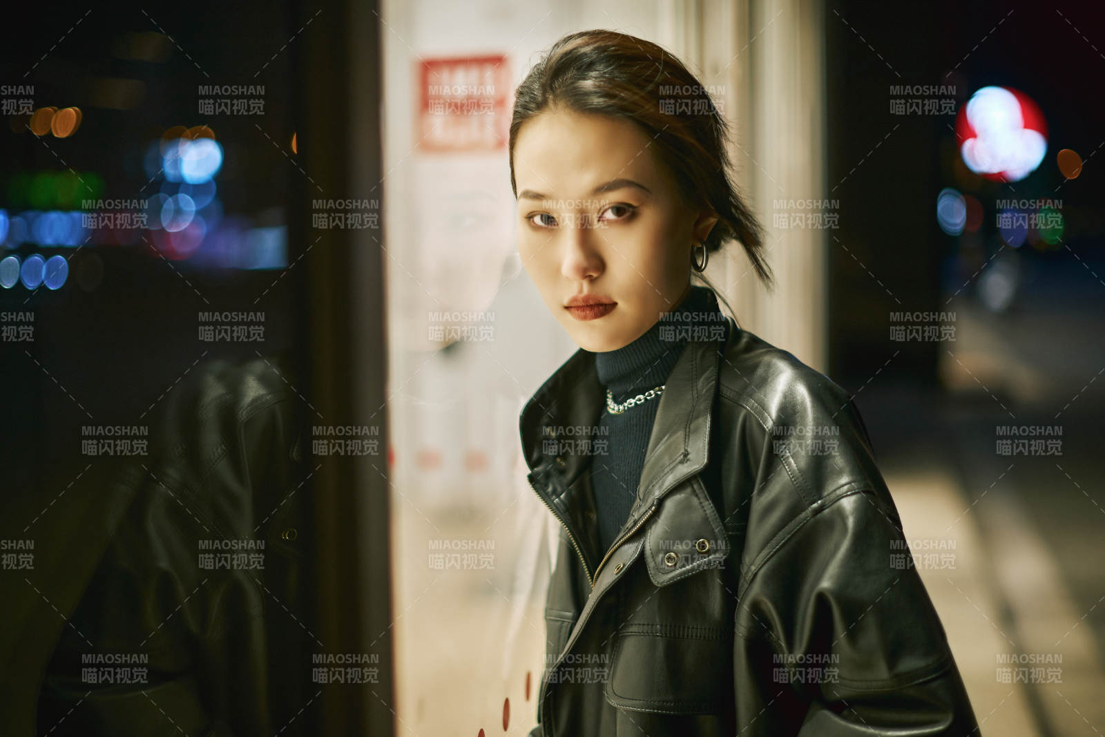 夜晚站立在橱窗外的亚洲少女图片