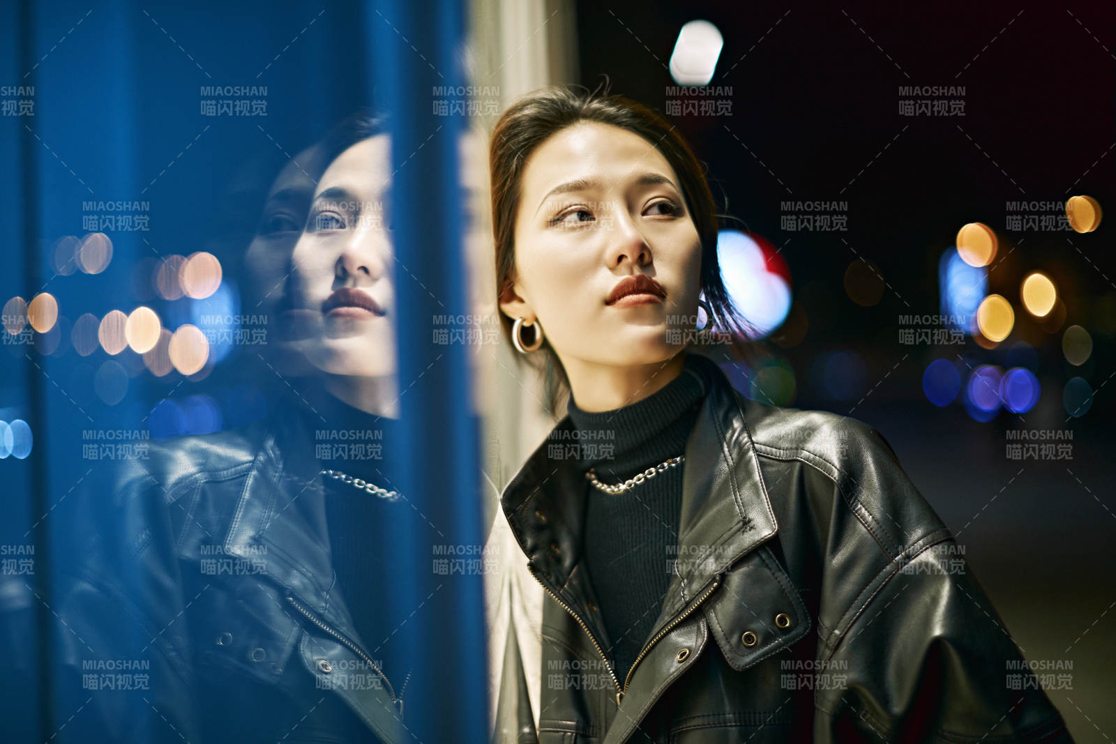 夜晚站立在橱窗外的亚洲少女图片