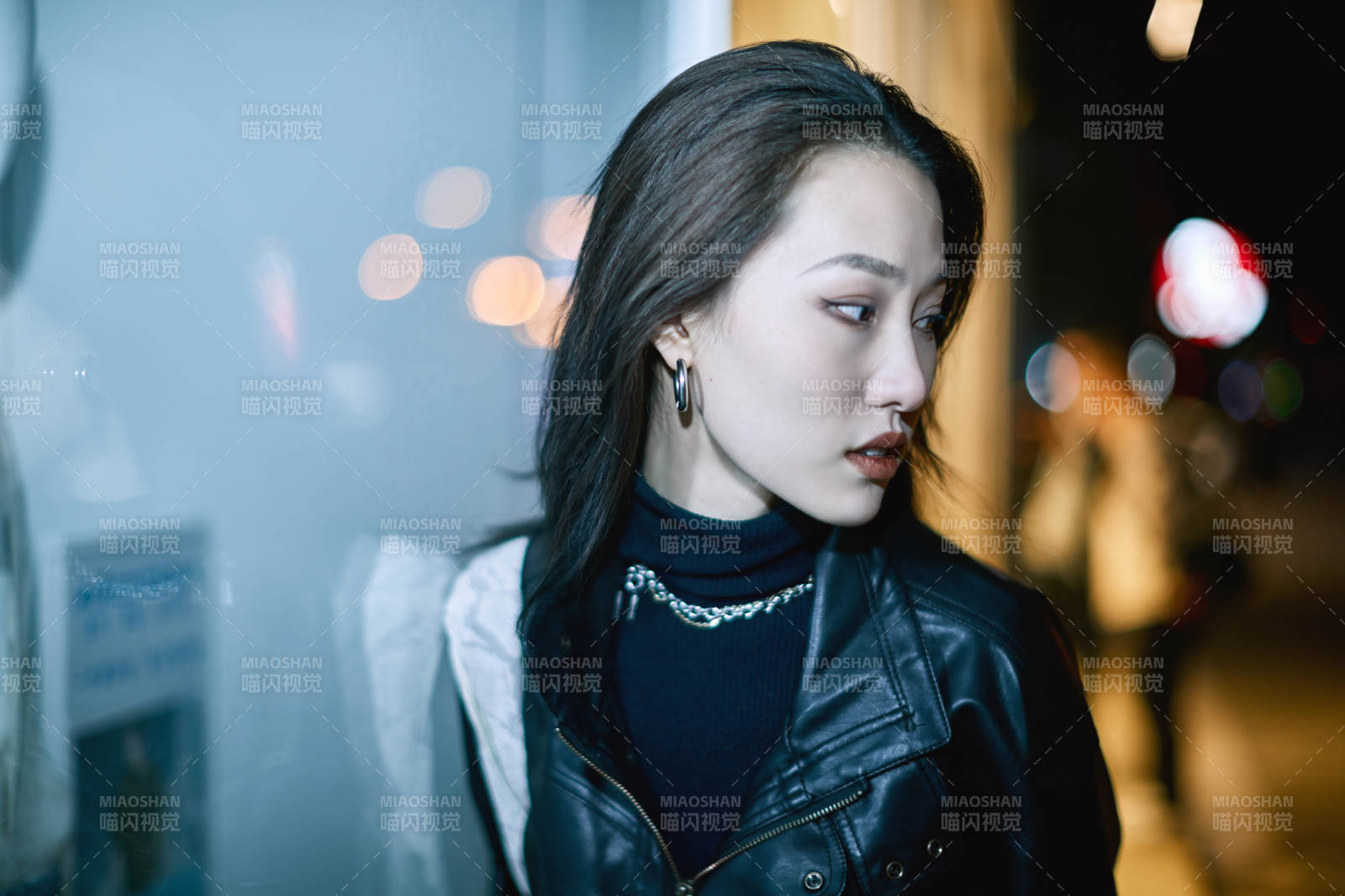 夜晚站立在橱窗外的亚洲少女图片