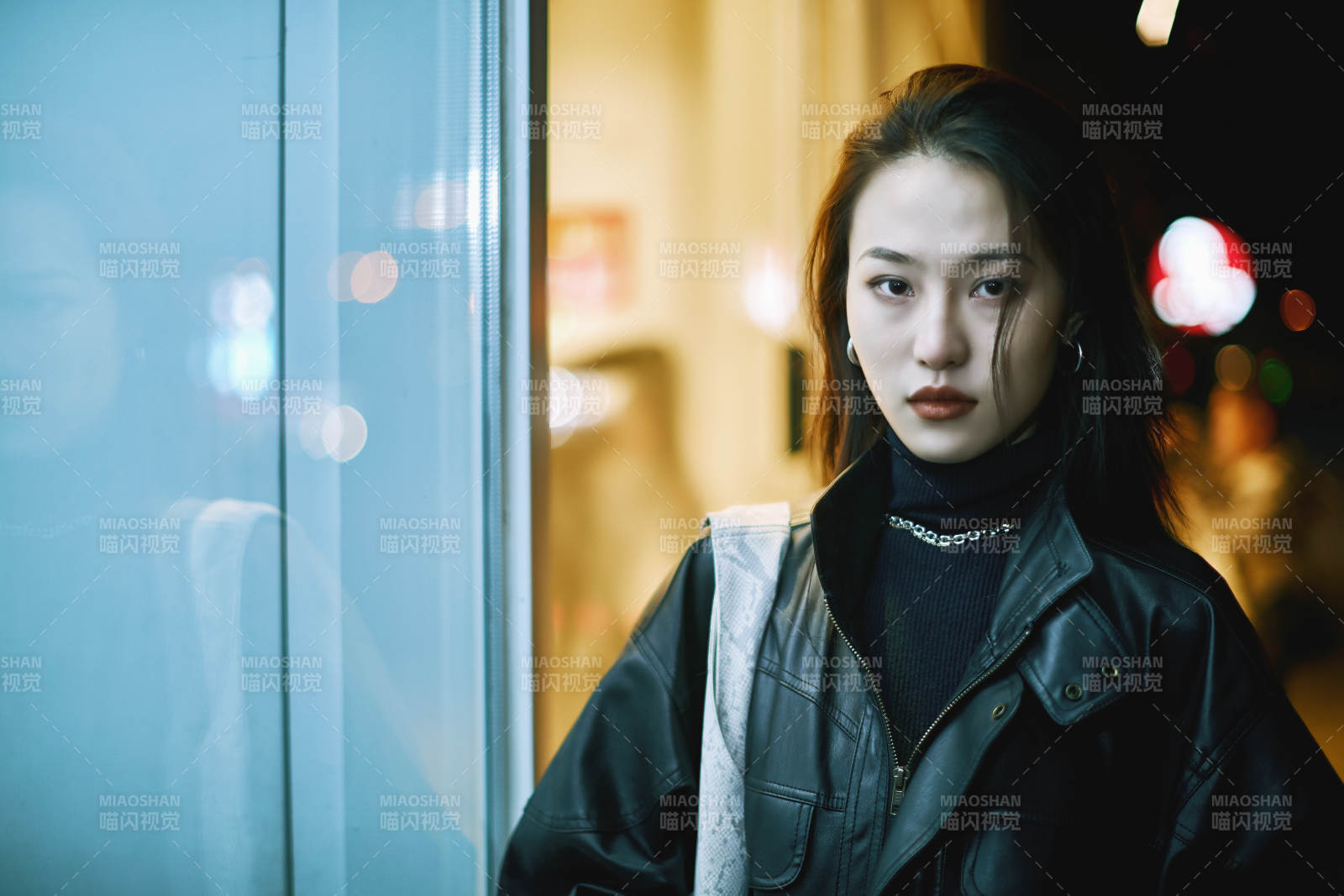 夜晚站立在橱窗外的亚洲少女图片