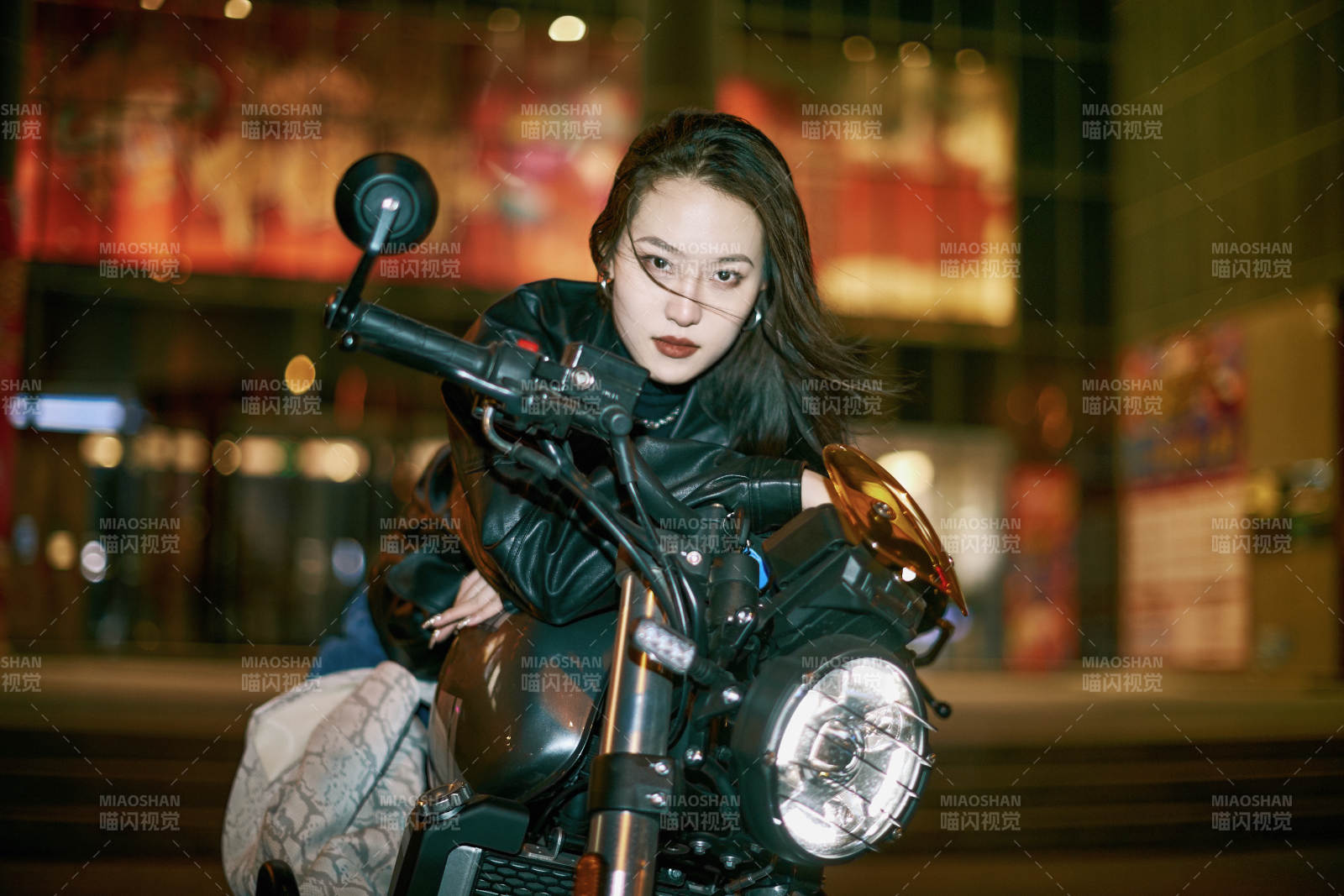 夜晚霓虹下骑摩托的少女图片