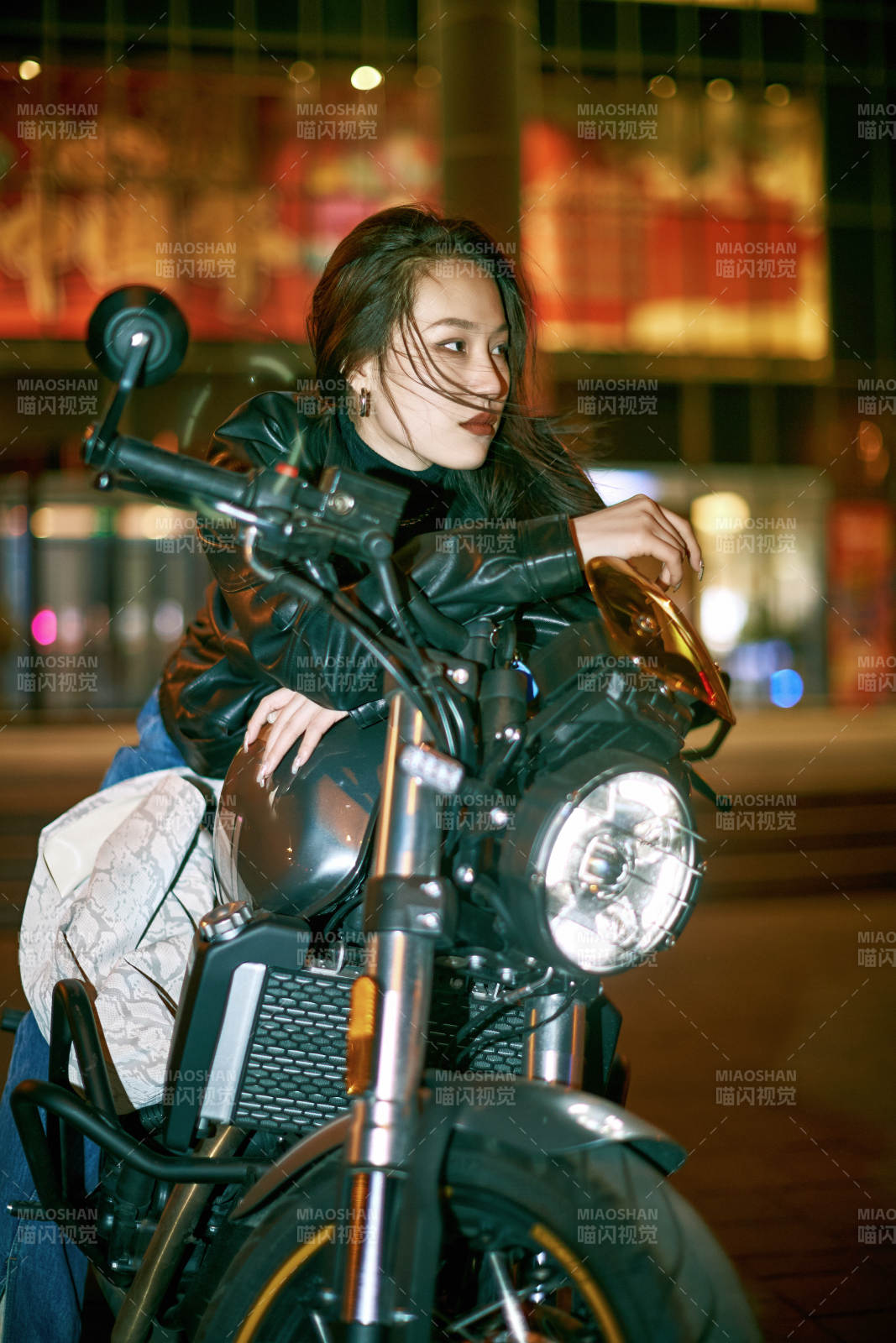 夜晚霓虹下骑摩托的少女图片